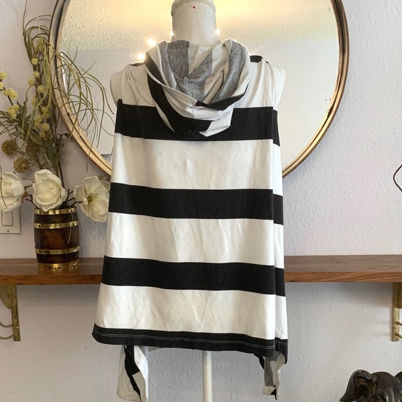 Aīko sleeveless striped open cardigan - Picture 6 of 7